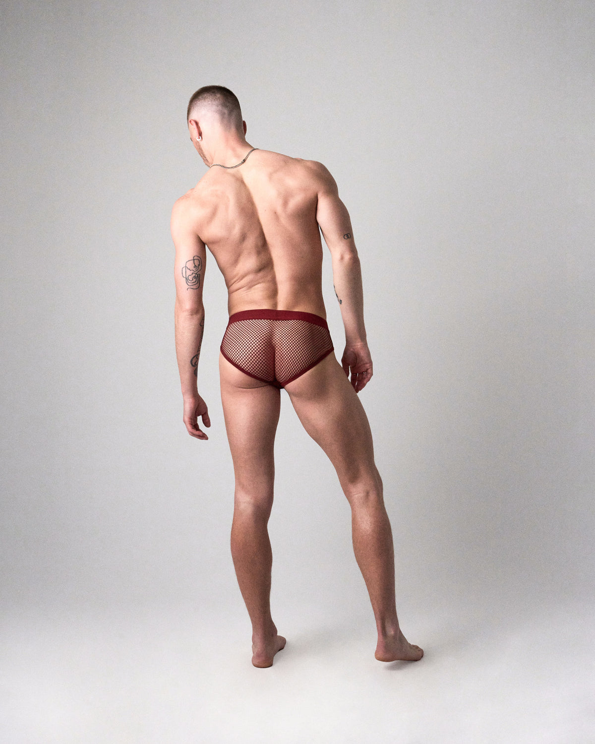 Edge Net Brief en Maroon, vista trasera de cuerpo completo en modelo que muestra la parte trasera de malla transparente